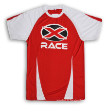 T-shirt de sport de promotion rouge avec des t-shirts blancs plats